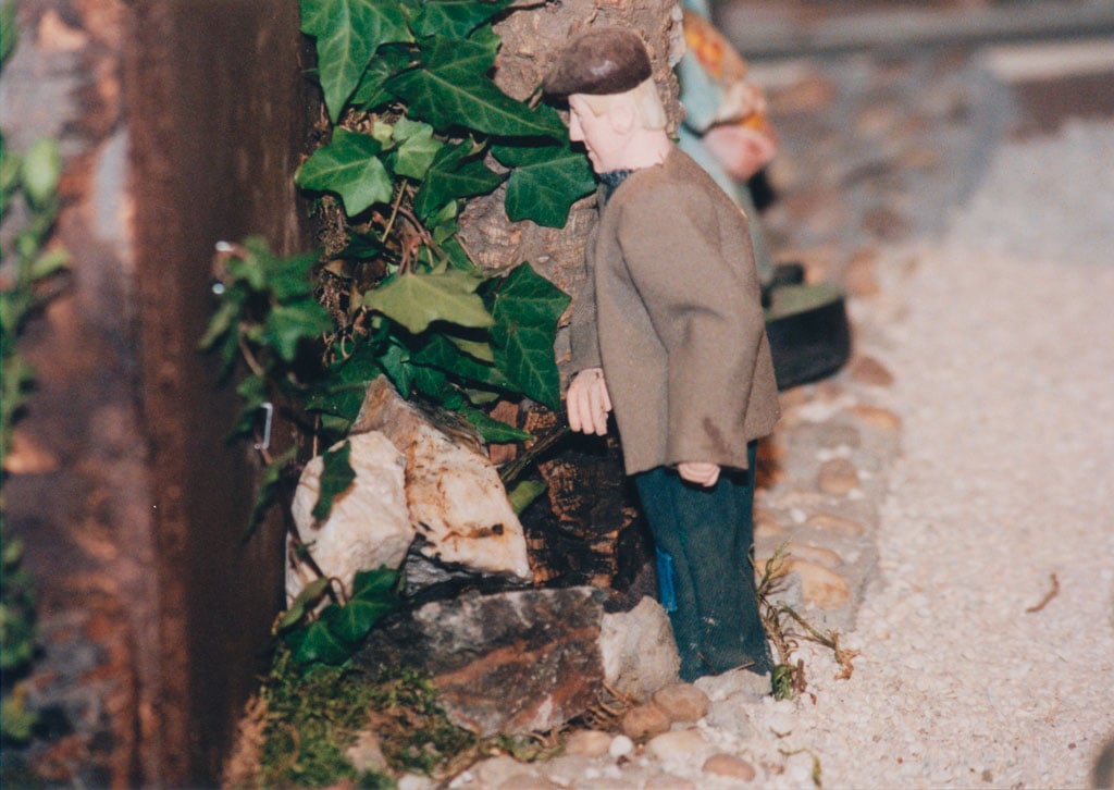 Un hombre haciendo pis en un callejo.