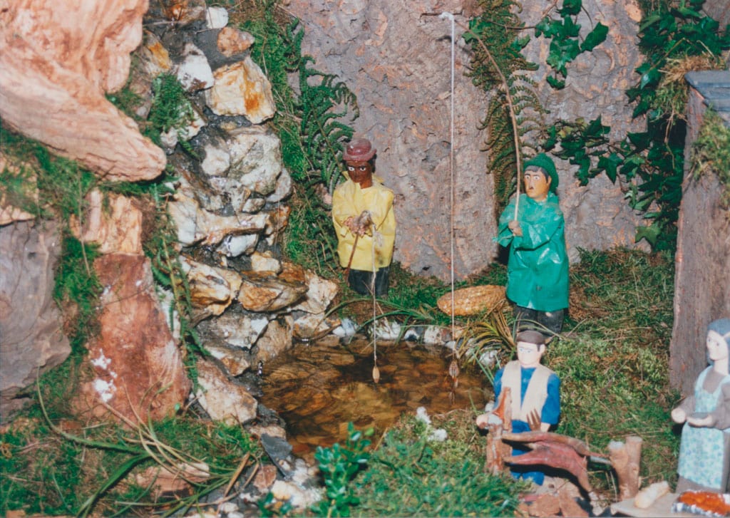 Los pescadores junto a hombre asando cordero.