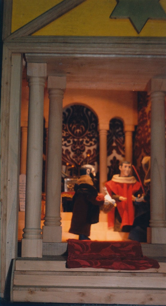 Hombres dentro del templo.