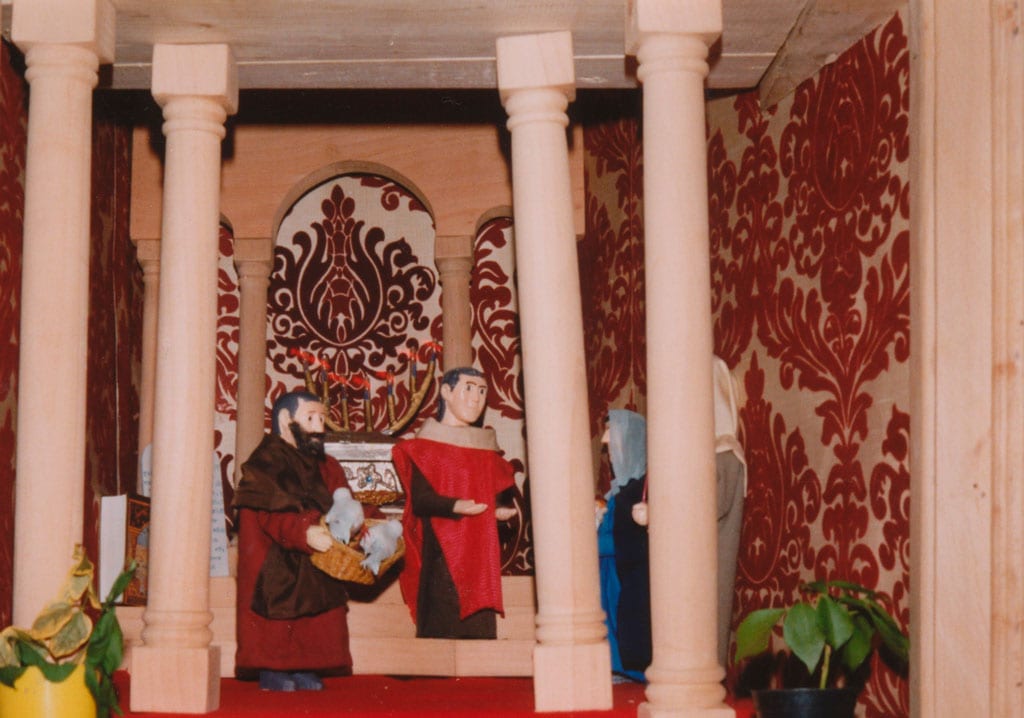 Personas rezando dentro del templo.