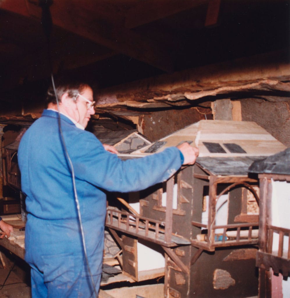 Teodoro trabajando en un tejado.