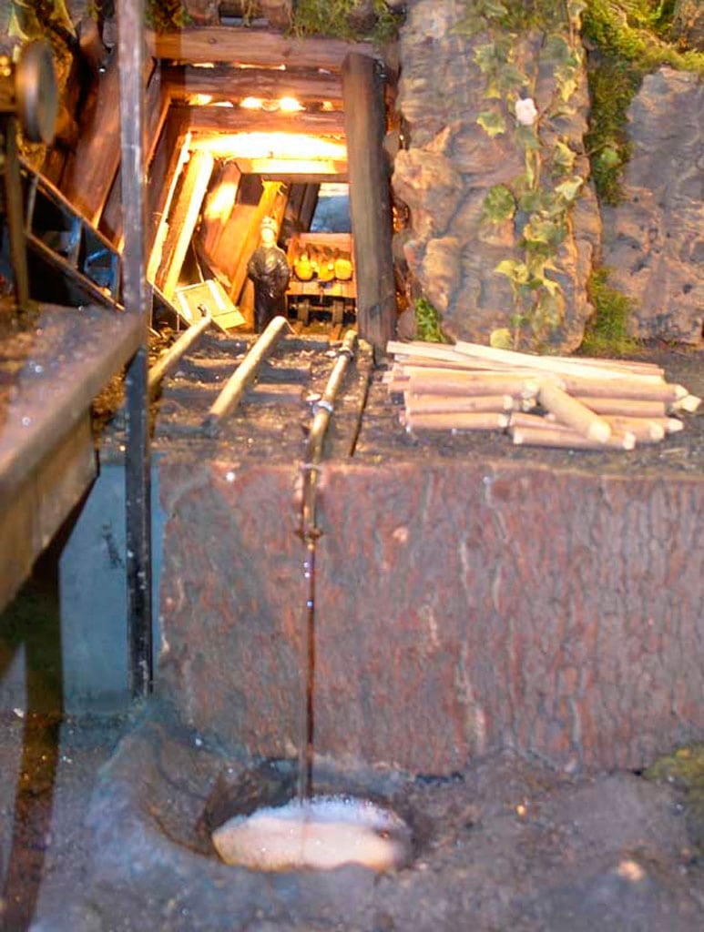 Bomba sacando agua de la mina.