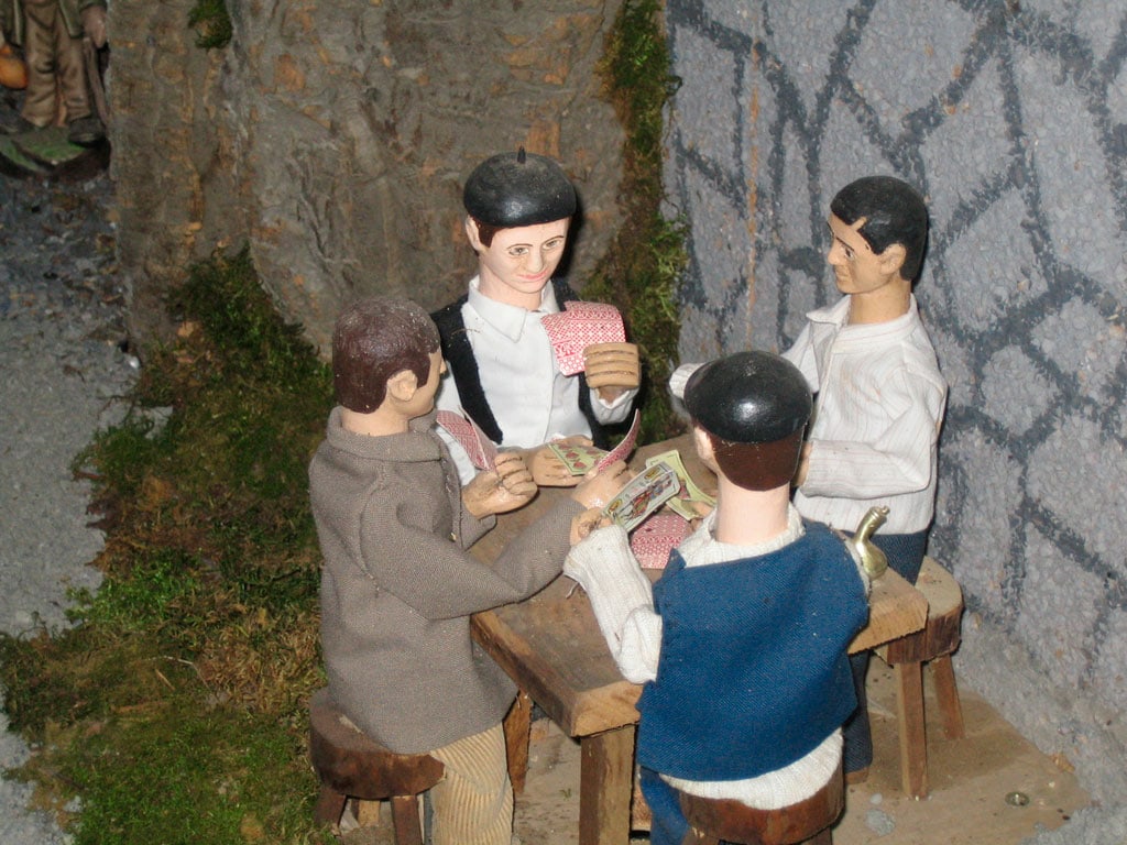 Hombres jugando a las cartas.