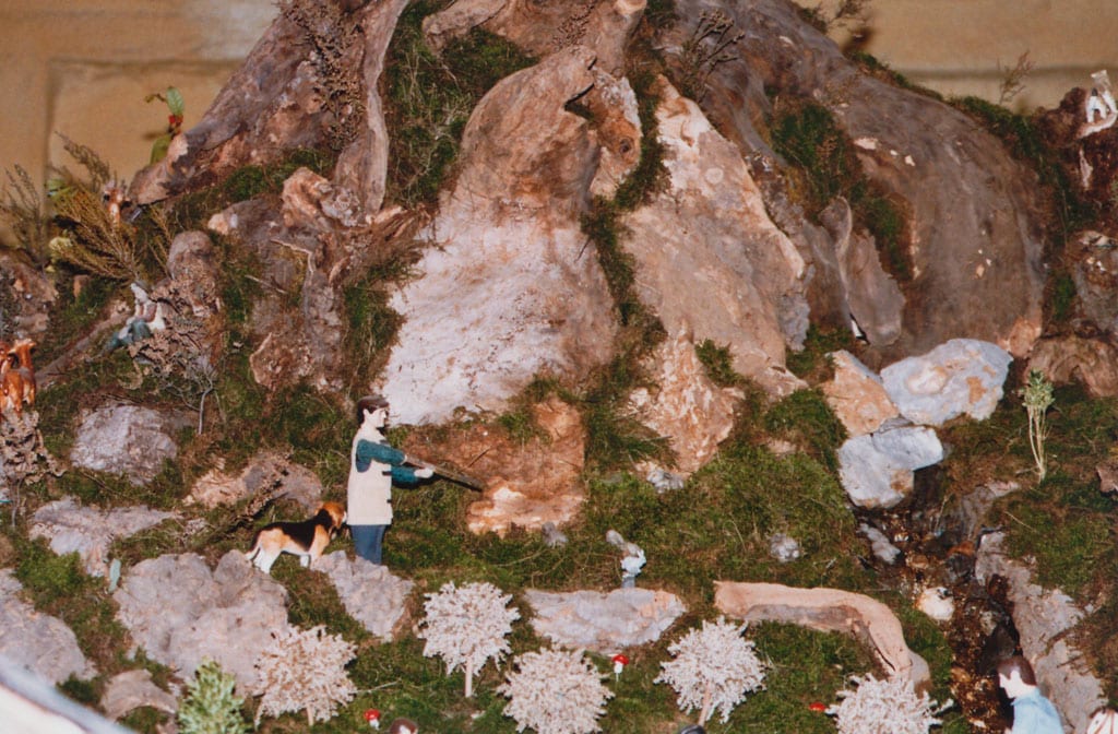 El cazador tirandole a los conejos.