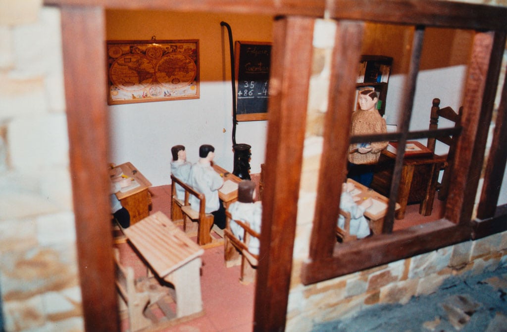 El corral con la nieve de fondo.