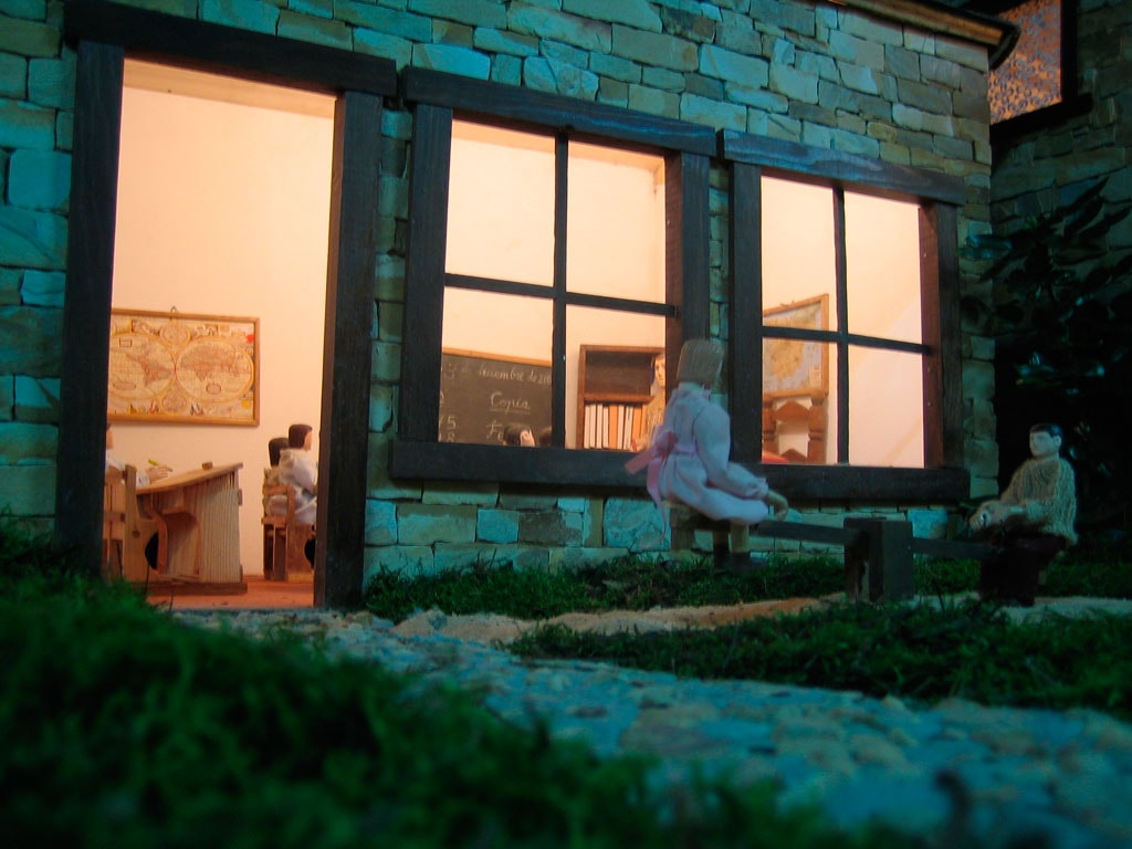 El columpio junto a la escuela.