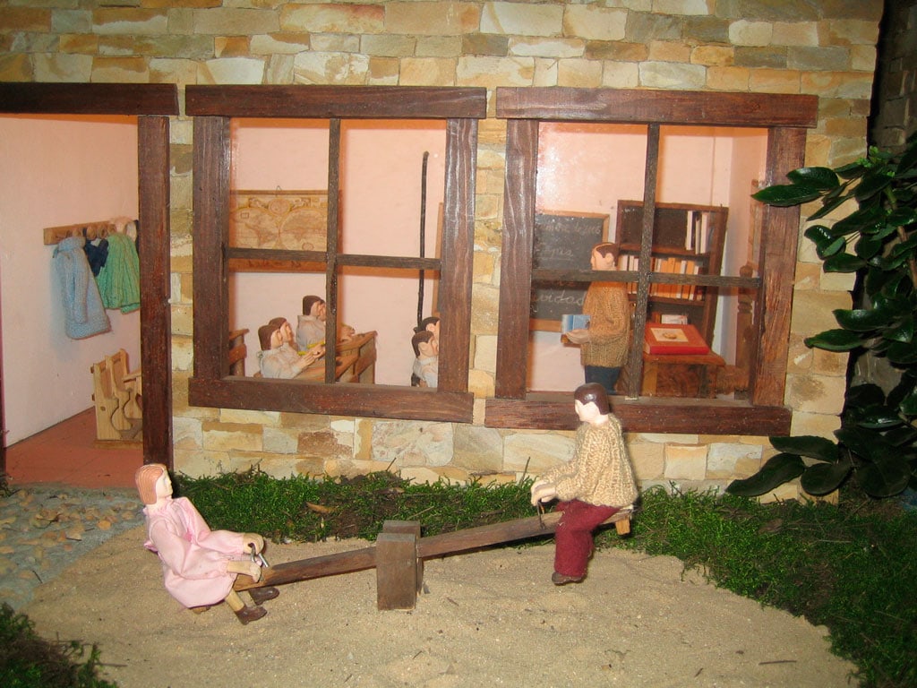 La escuela con los niños en clase.