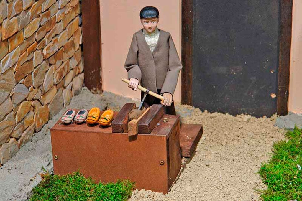 Hombre haciendo galochas.