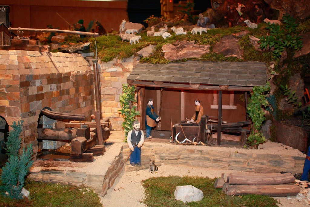 Los herreros junto a la herrería de Compludo.