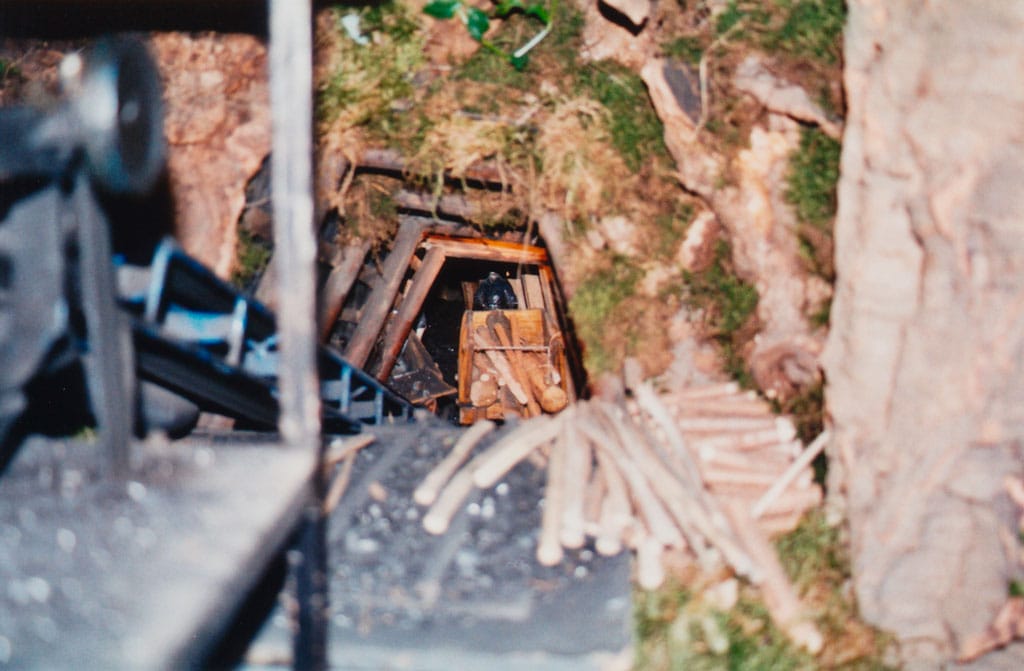 Minero bajando madera en el vagón.