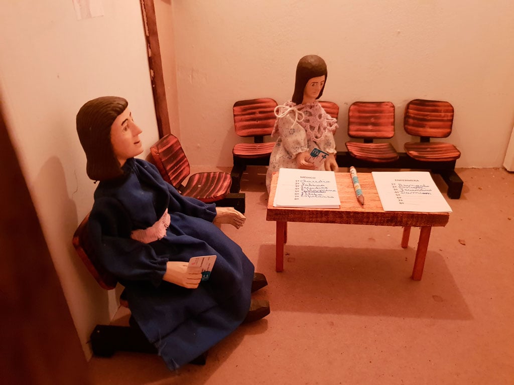 Pacientes en el consultorio médico.