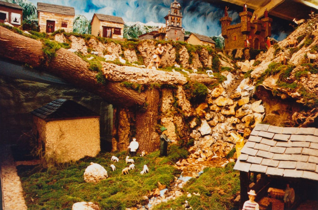 Un pescador junto a una cascada.