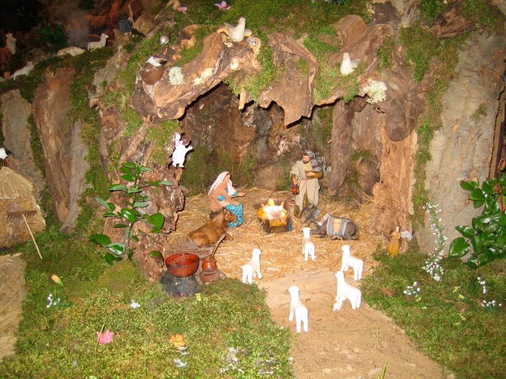 El portal de belén en una cueva.
