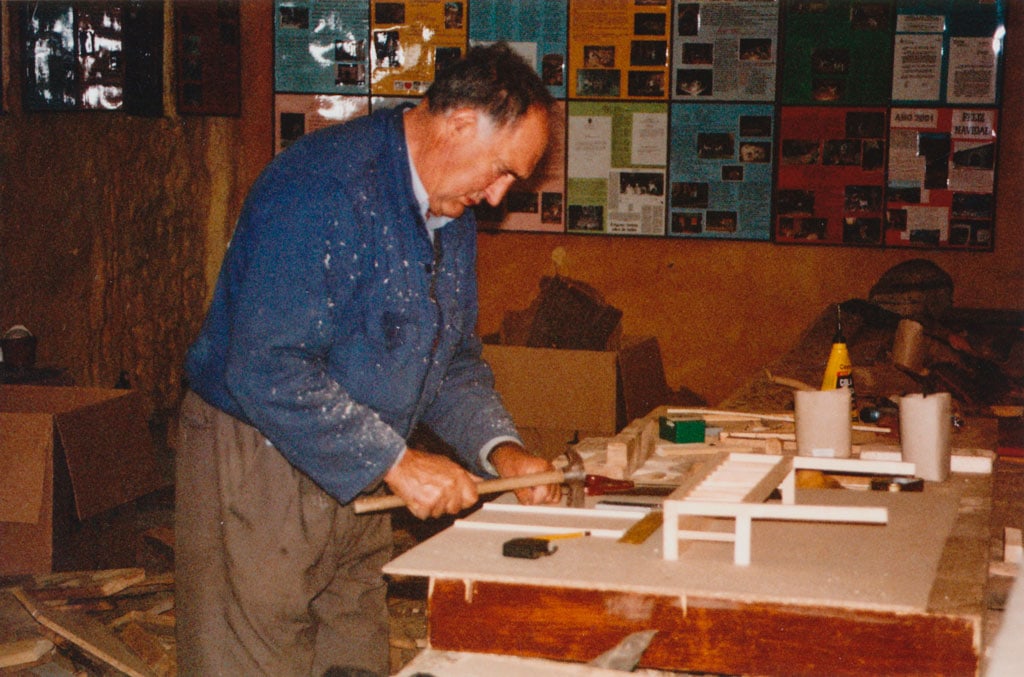 Tomás trabajando.