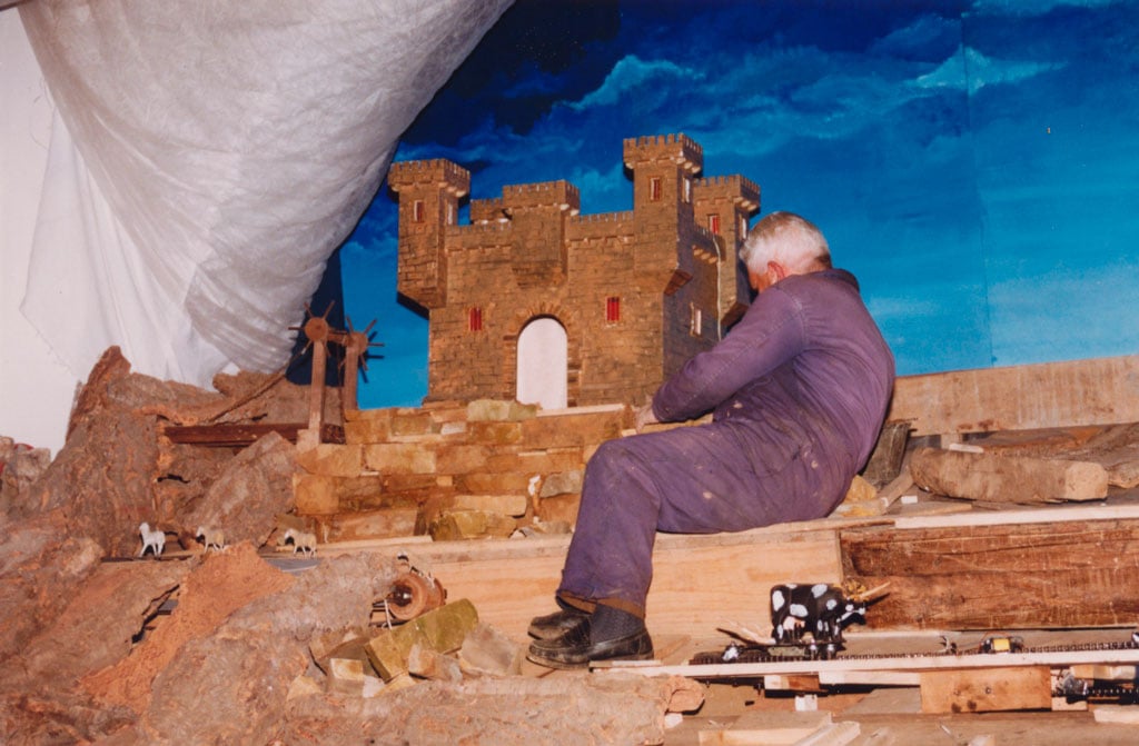 Higinio haciendo los muros de piedra