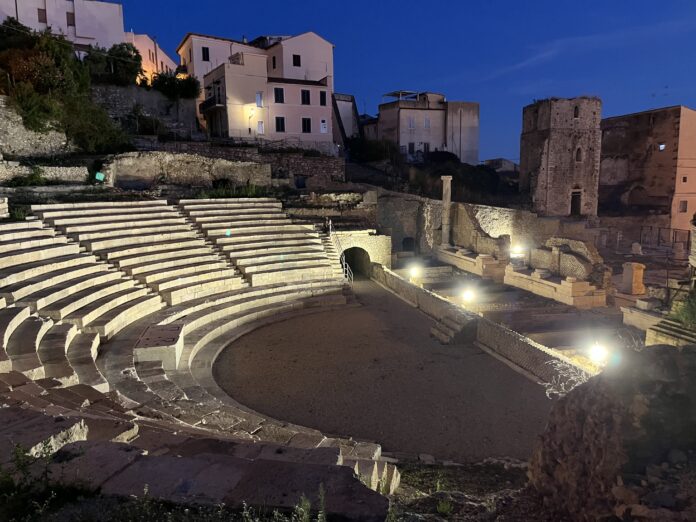 Römisches Theater in Terracina bei Nacht beleuchtet