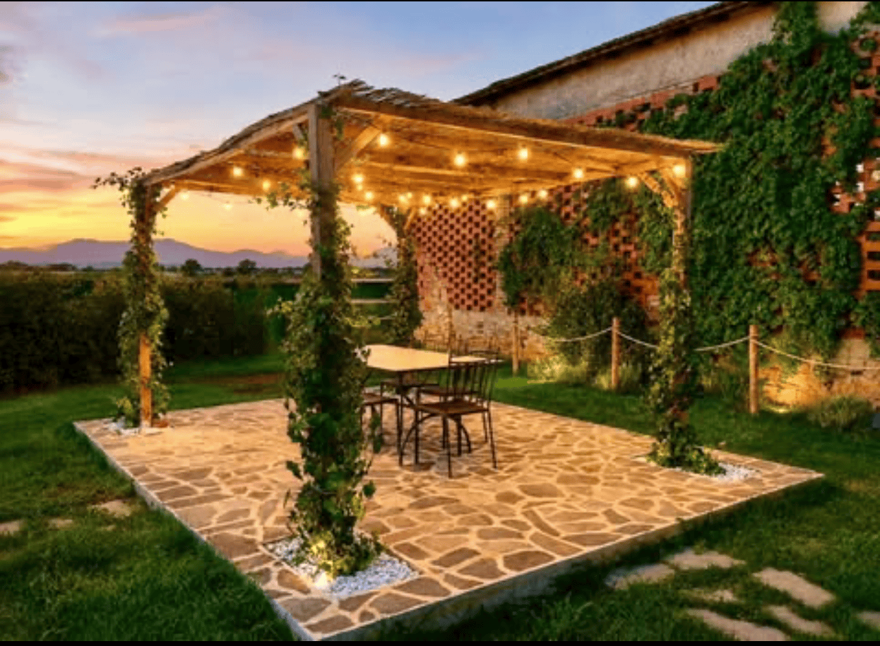 Casa Vacanze a Terracina e la nuova Area BBQ e Pergola vista di notte con le luci accese
