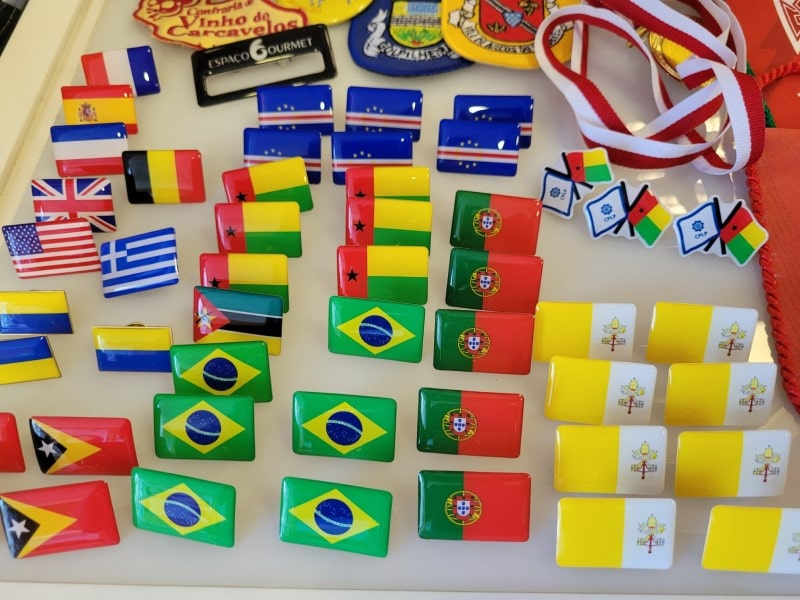 Pins e crachás
