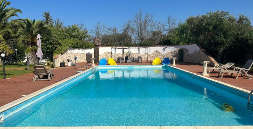 LUXURIOUS 4-BEDROOM VILLA with POOL and GREEN PARADISE GARDEN