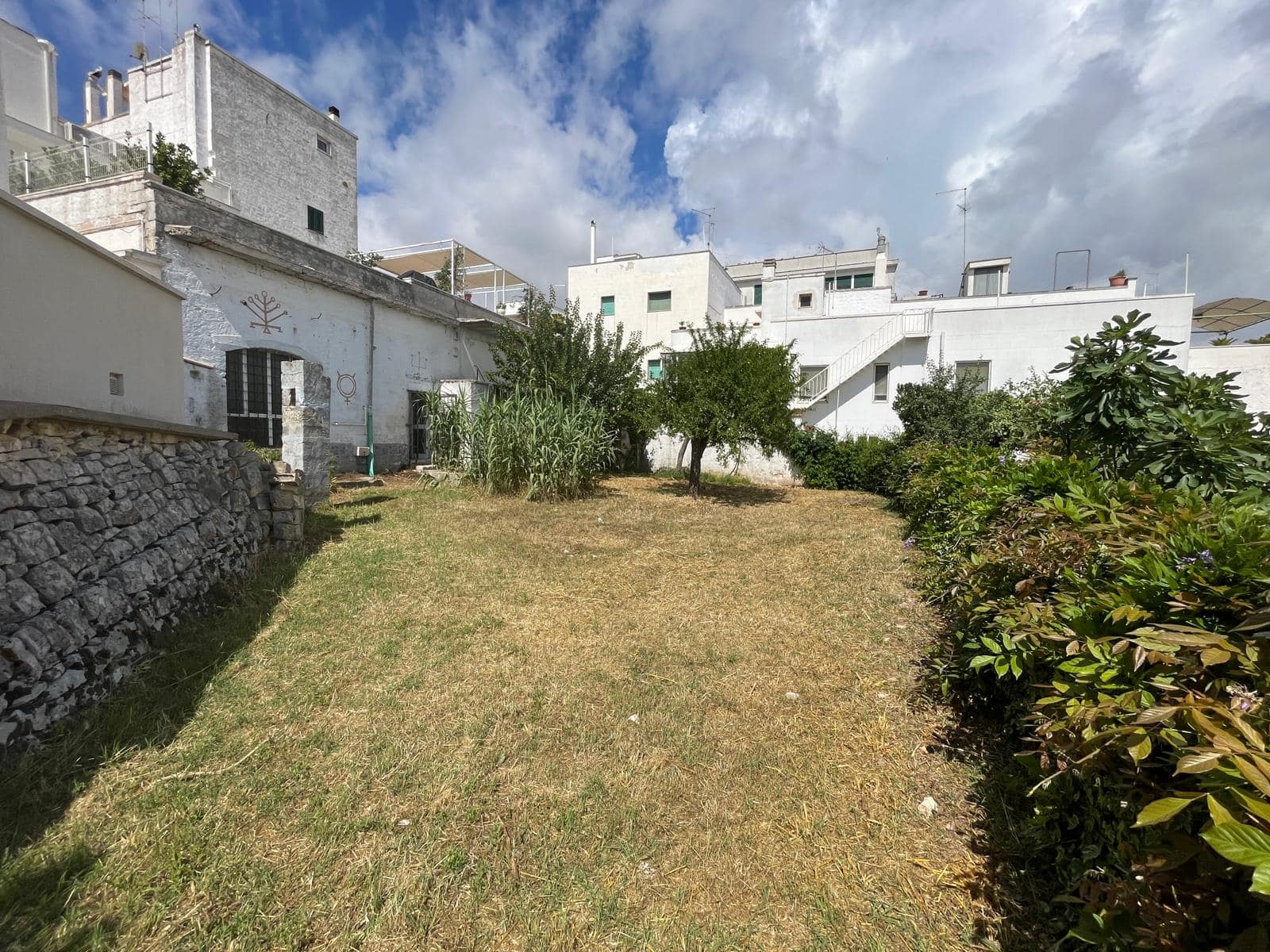 SPLENDID GROUND FLOOR LOFT WITH LARGE GARDEN IN THE HEART OF LOCOROTONDO