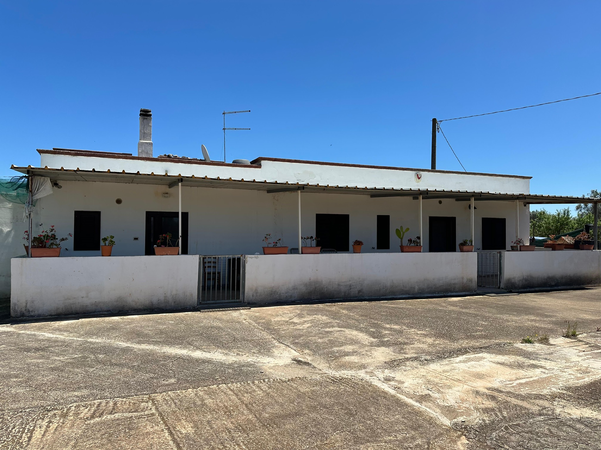 CHARMING VILLA WITH 1 HA OF LAND NEAR BRINDISI