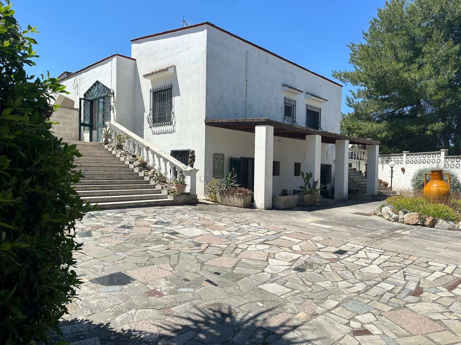 STUNNING 4-BEDROOM POOL VILLA NEAR OSTUNI