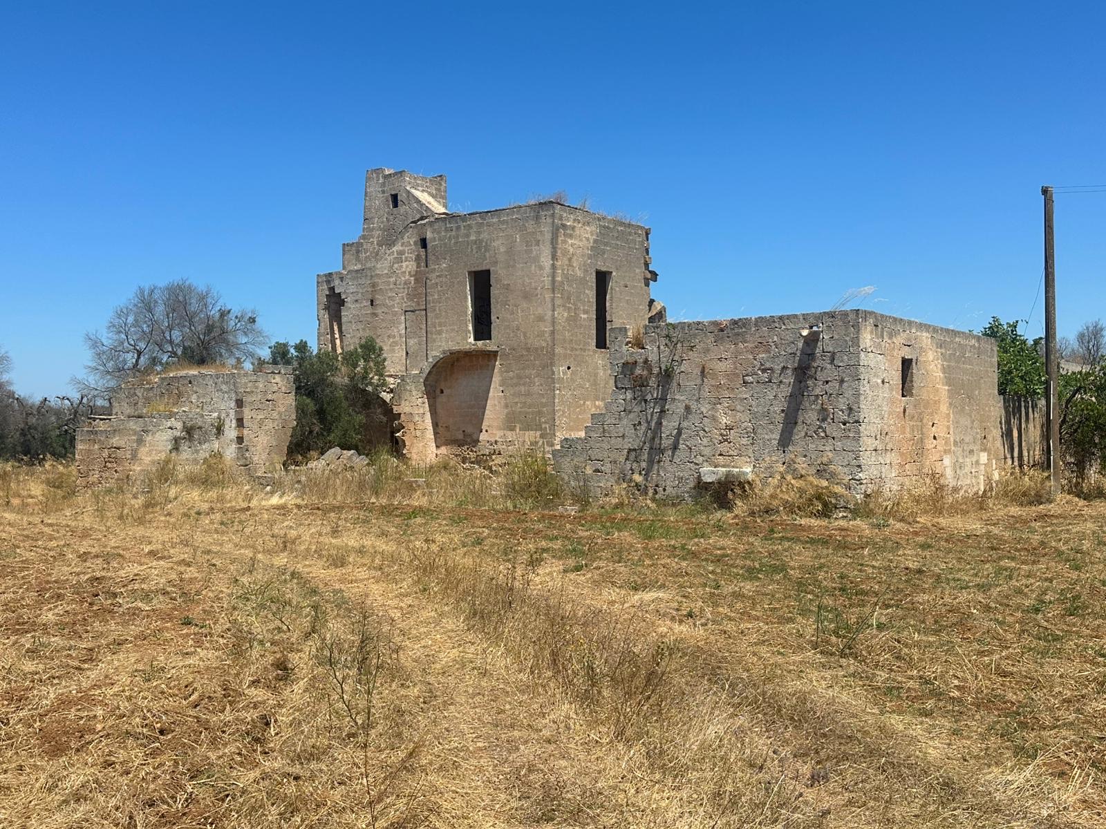 STUNNING MASSERIA TO DEVELOP NEAR THE SEA