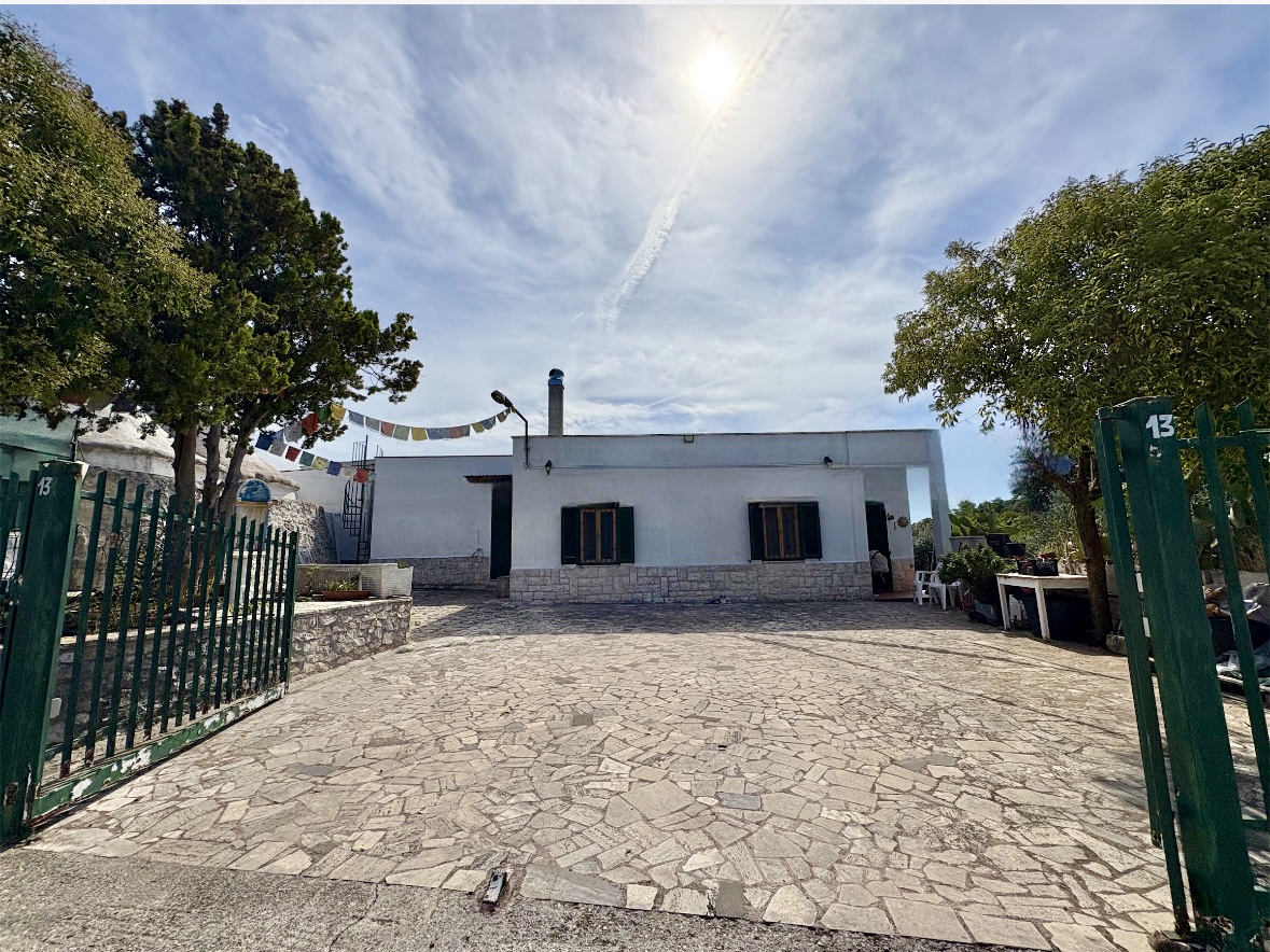 DELIGHTFUL 3-BEDROOM VILLA IN SELVA DI FASANO