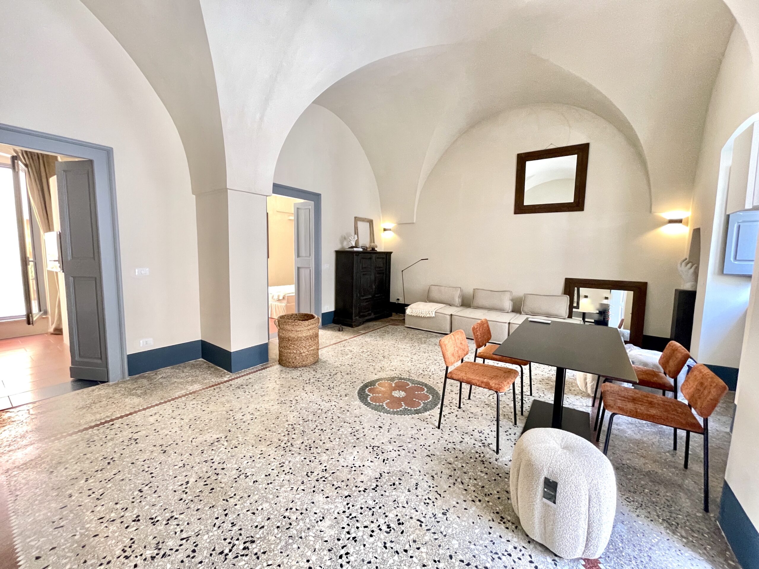 Stunning 2 bed ground floor apartment with rear courtyard.
