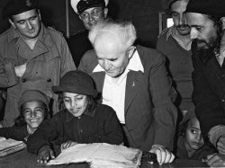 David Ben Gourion en 1950 dans un camp de transit avec des enfants yéménites. (David Eldan-Bureau de presse du Gouvernement d’Israël photo)