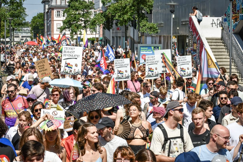 CSD Darmstadt 2025 setzt starkes Zeichen: Nie wieder still – ich l(i)eb’, wie ich will! 7.000 demonstrieren für Vielfalt, Selbstbestimmung und grundgesetzlichen Schutz