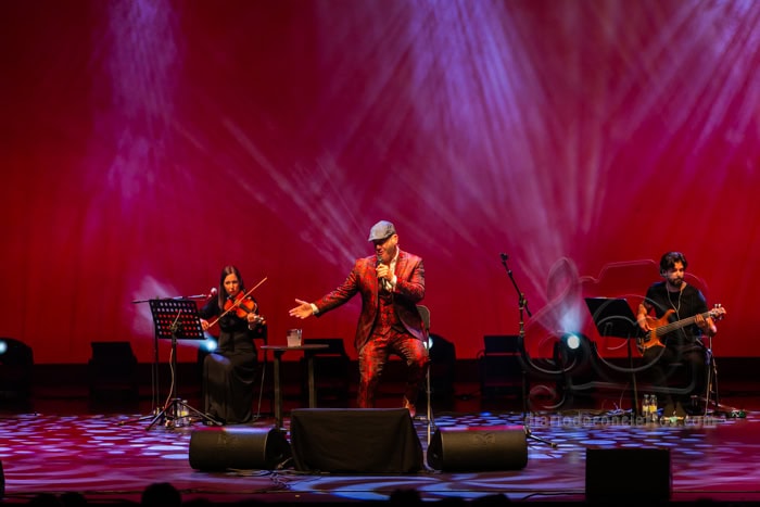 PACO CANDELA EMOCIONA AL PUBLICO SALMANTINO EN UN CAEM LLENO HASTA LA BANDERA