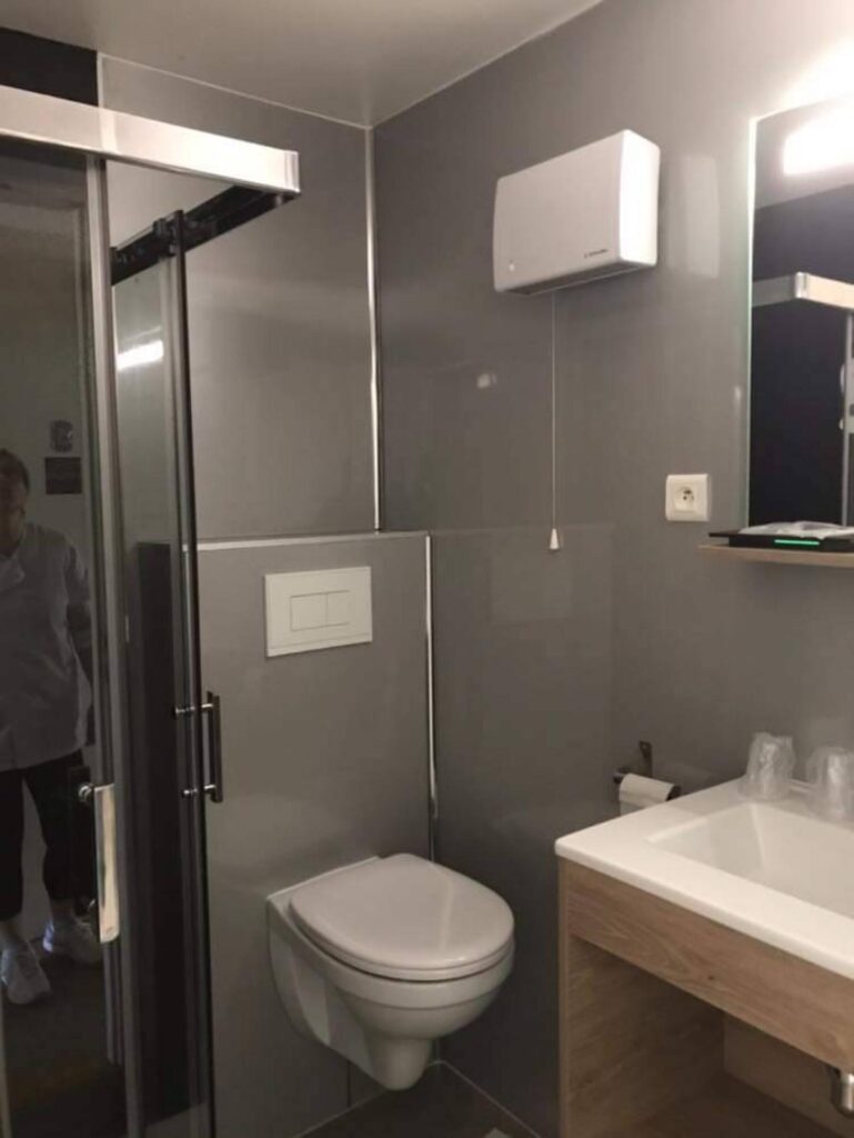 à Marseille dans les Bouches du Rhône. Kinedo douche senior prix