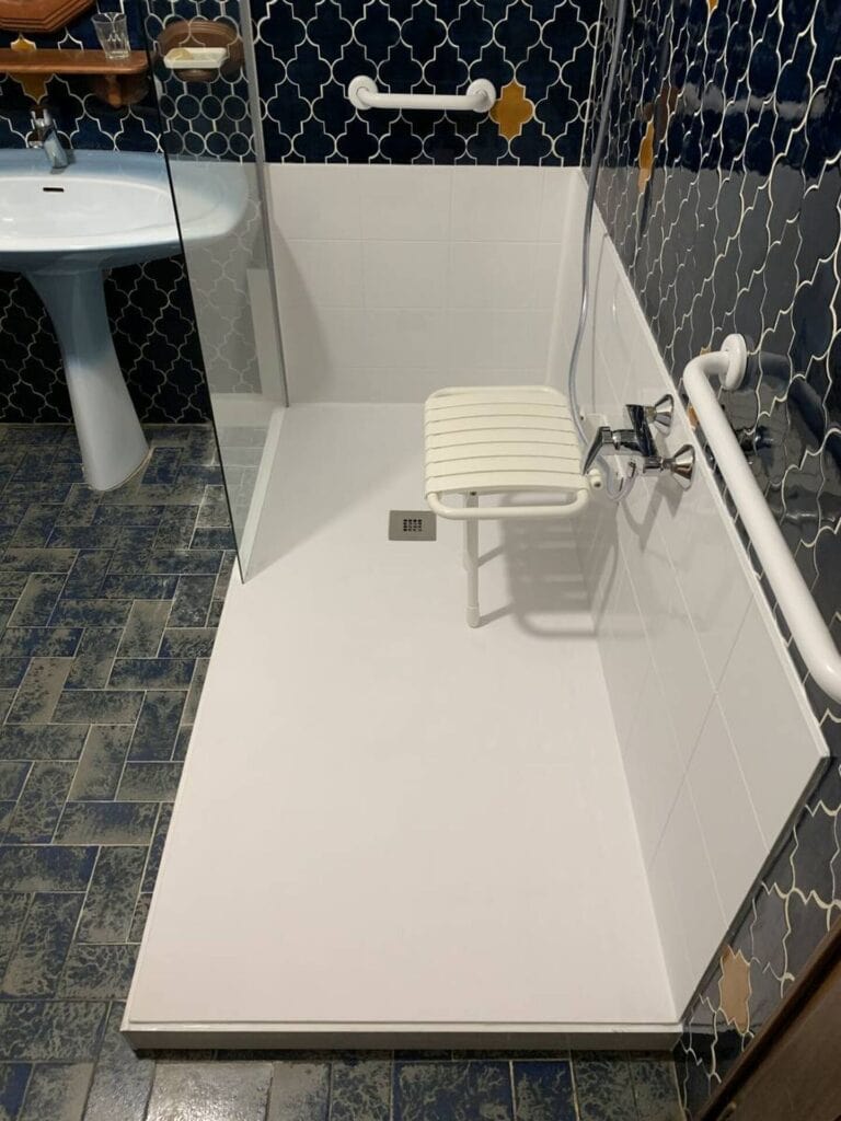 Aide de l'état douche salle de bain senior Arras