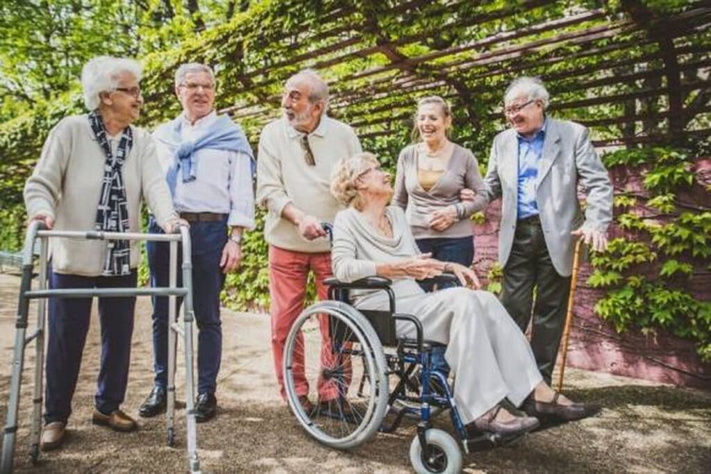 Douche senior apprendre à marcher avec une canne