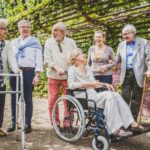 Douche senior apprendre à marcher avec une canne