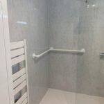 Les Avantages de l'Installation des Douches pour Personnes Âgées Kinedo.