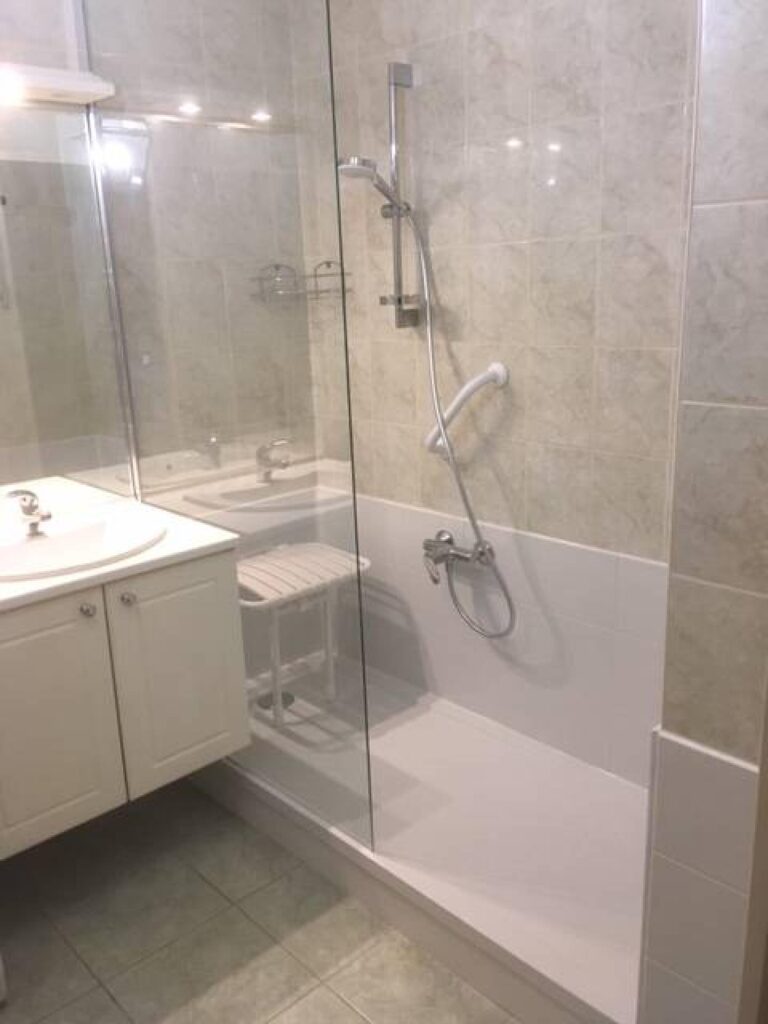 Pose de douche sénior sécurisée à Paris 8eme (75) Ile de France