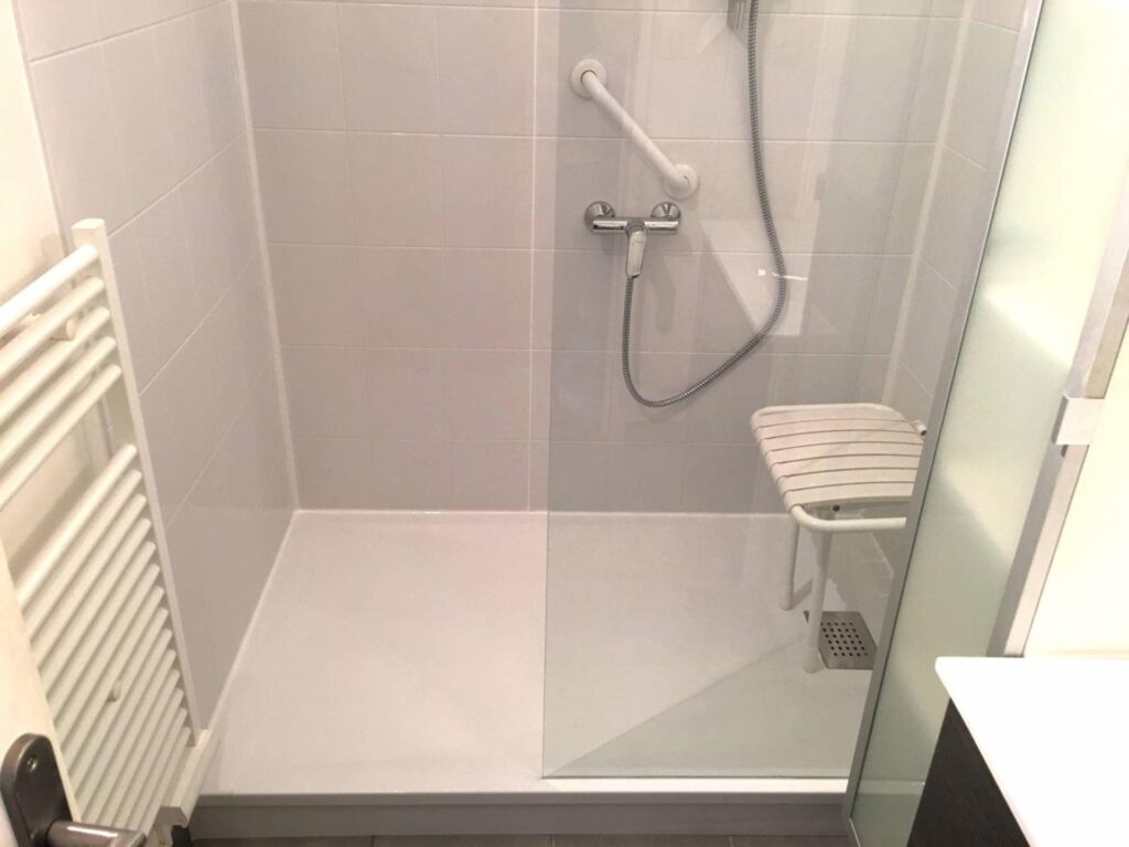 Remplacement baignoire par douche sécurisée pour senior et pmr Paris ile de france