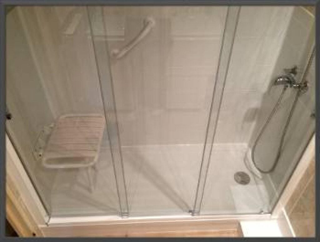 Remplacement baignoire par douche senior sécurisée