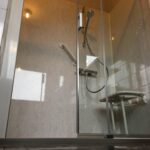 Remplacement baignoire par douche senior sécurisée