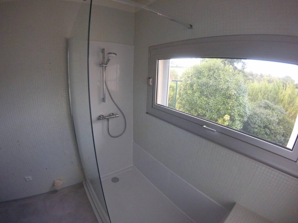 Remplacement baignoire par douche sénior sécurisée