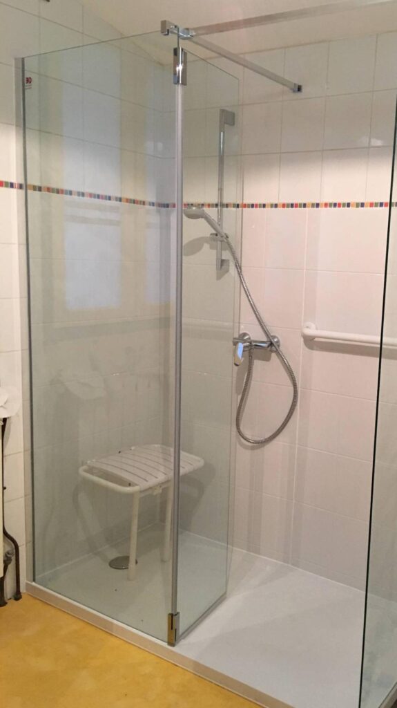 Remplacement baignoire par douche senior sécurisée