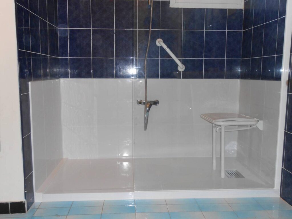 Remplacement baignoire par douche sénior sécurisée