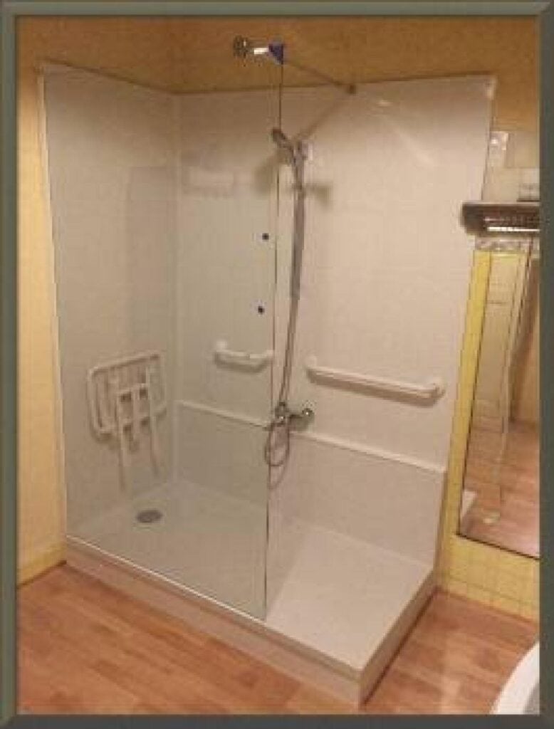 Remplacement baignoire par douche sénior sécurisée à Villeparisis (77)