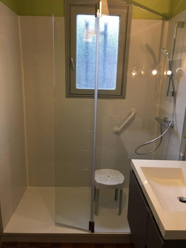 Remplacement baignoire par douche senior sécurisée Pernes Les Fontaines (84)