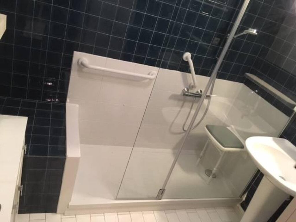 Remplacement de Baignoire par douche sénior sécurisée Kinedo à Sainte Geneviève des Bois Essonne (91) IdF