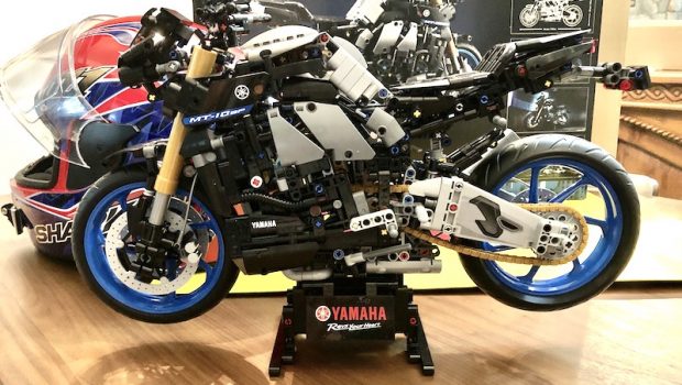 Lego technic yamaha best sale r1