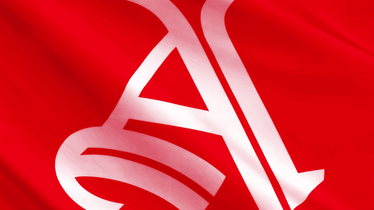 Arsenal homenageia ídolo com fonte gótica e fecha seu trio tipográfico