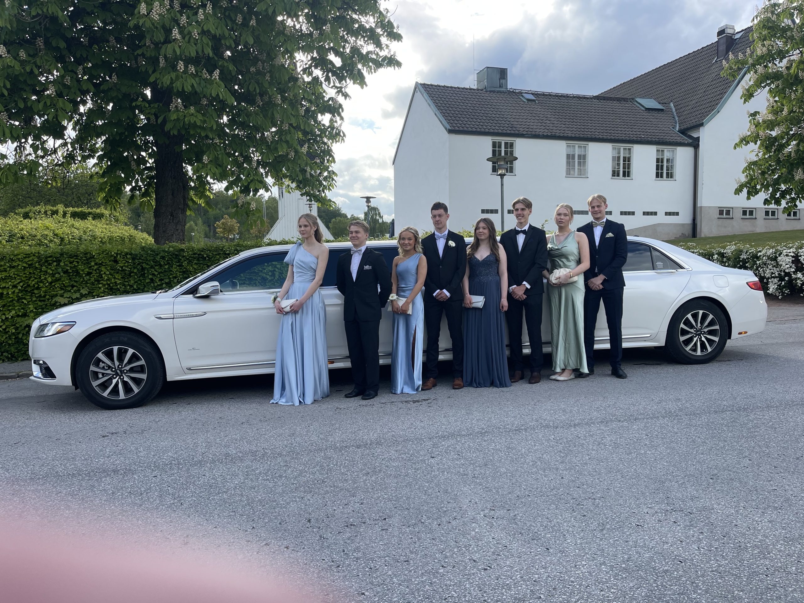 Hyr limousine till studentbal Olofström